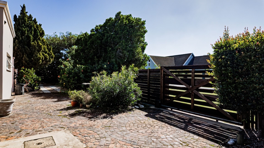 5 Bedroom Property for Sale in The Island Western Cape